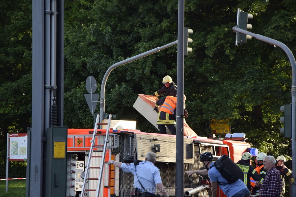 TLF 4 umgestuerzt Koeln Bocklemuend Ollenhauer Ring Militaerringstr P034.JPG - Miklos Laubert